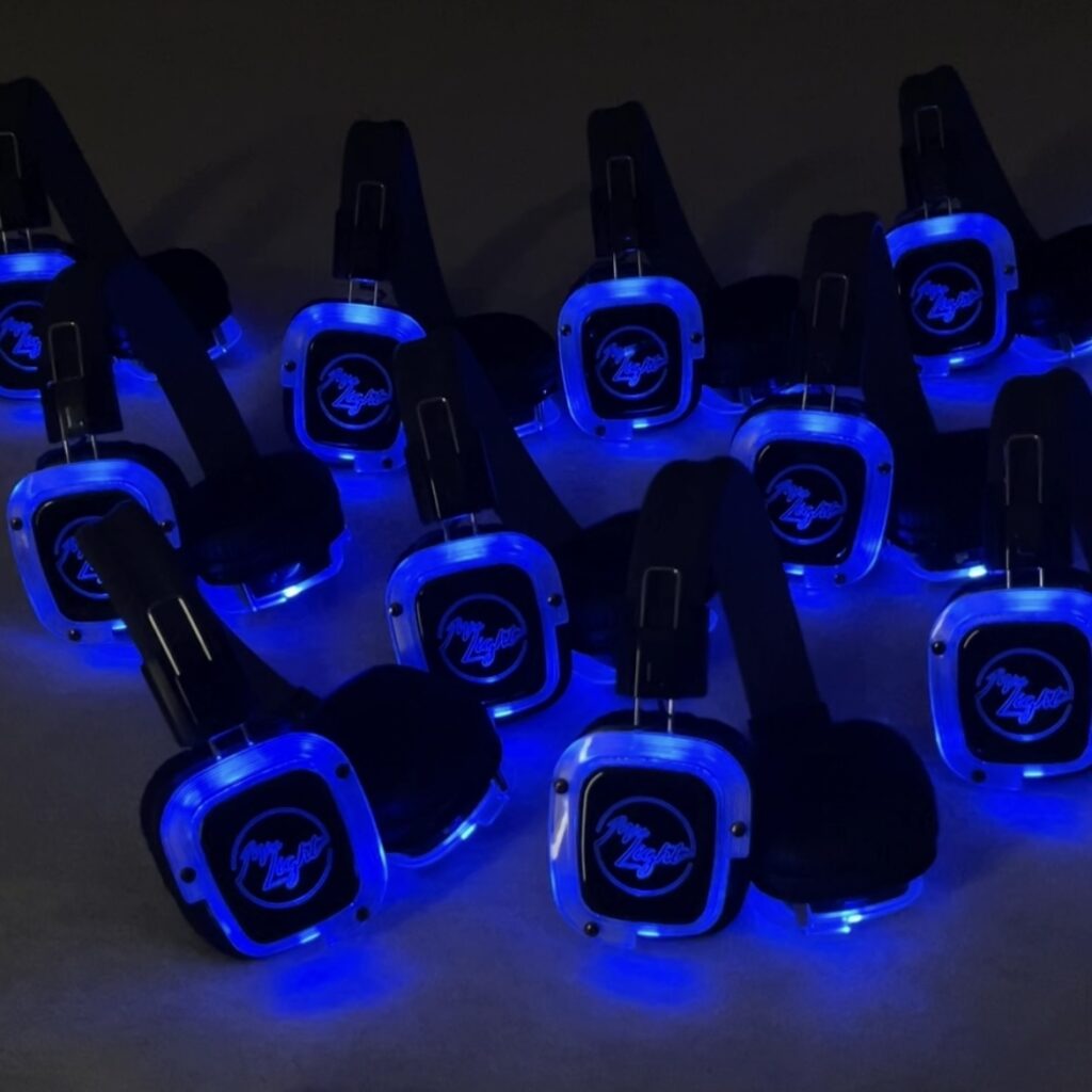 un groupe d'écouteurs avec des lumières bleu