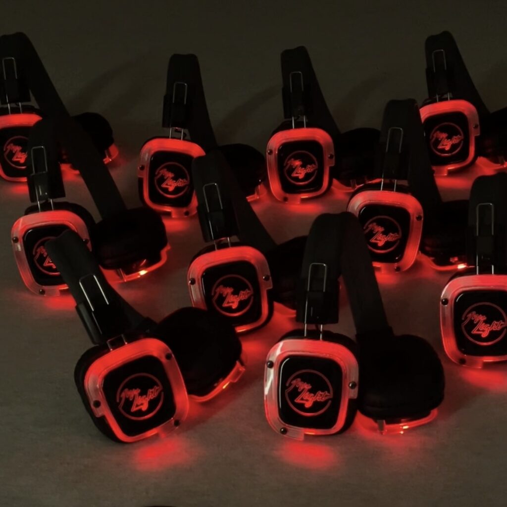 un groupe d'écouteurs avec des lumières rouge