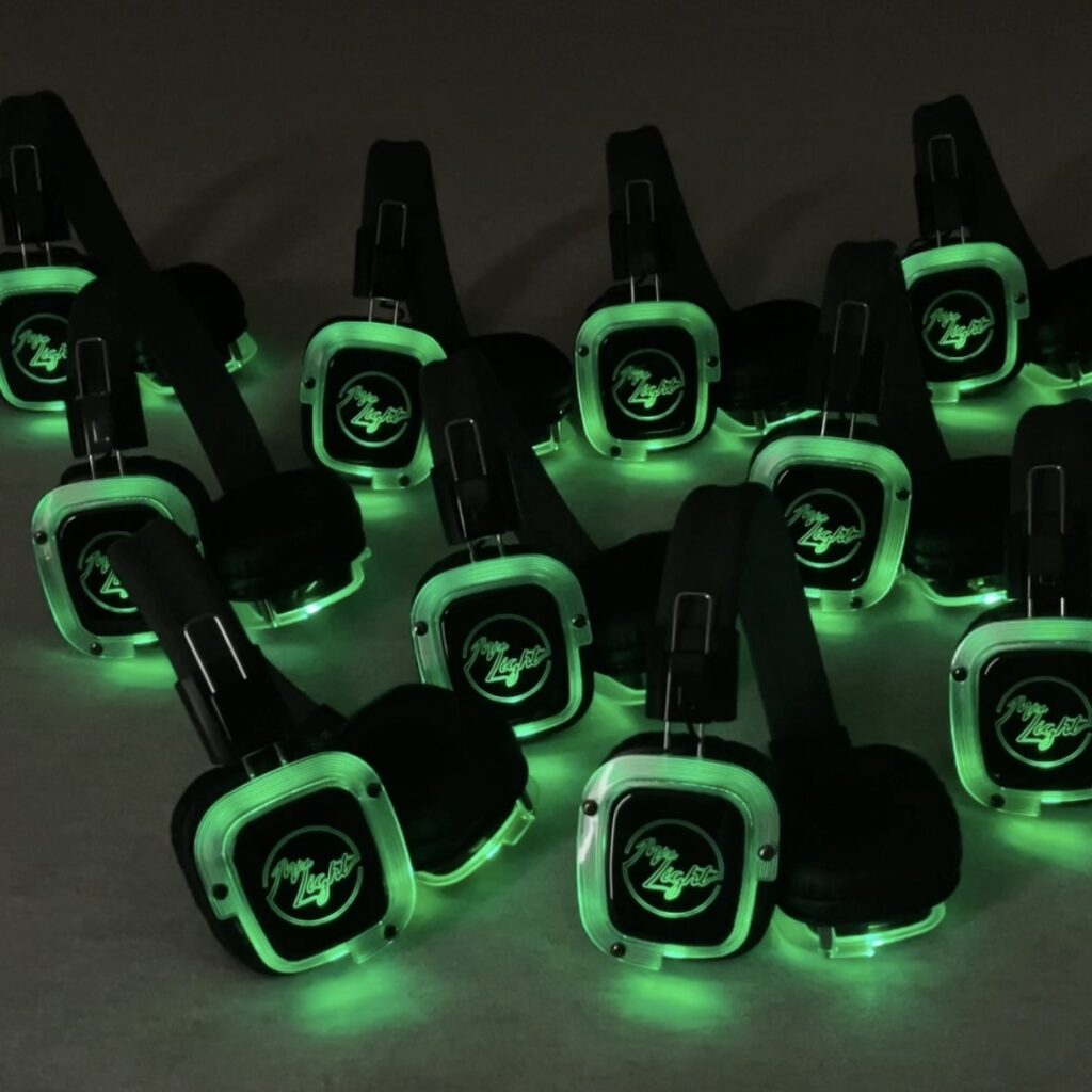 un groupe d'écouteurs avec des lumières vert