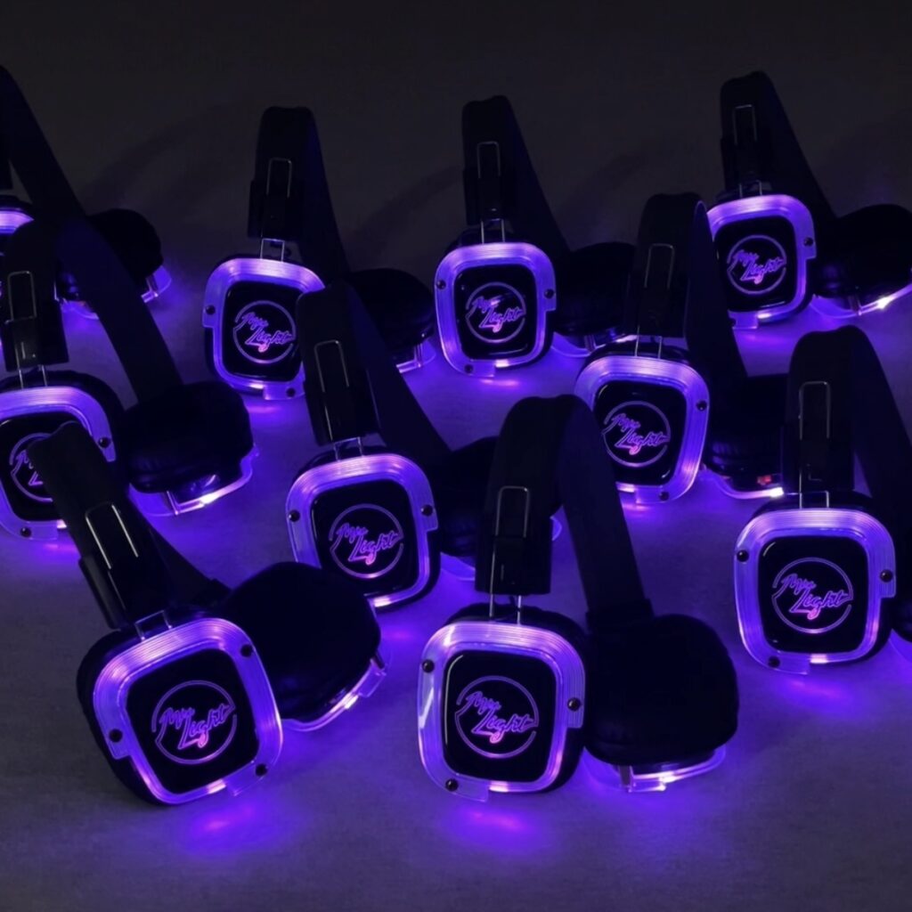un groupe d'écouteurs avec des lumières violettes