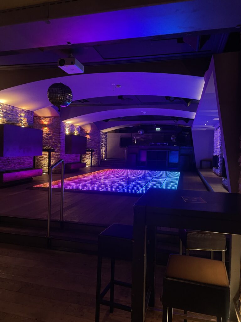 Salle de danse avec éclairage coloré